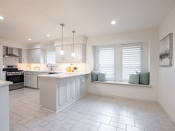2nd image of 612 Shadowcrest Ln