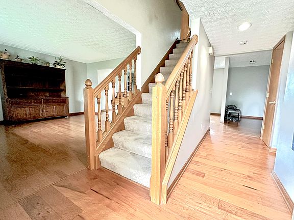 3rd image of 582 Mulberry Way N