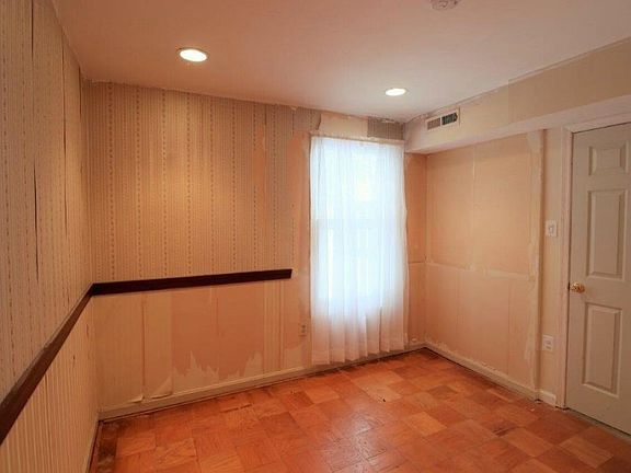 4th image of 838 Quince Orchard Blvd