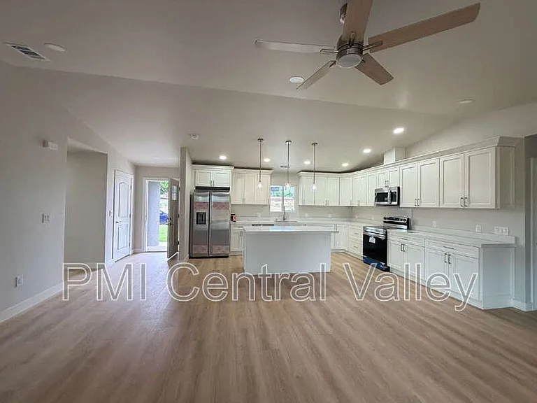 1710 Waverly Dr — Photo 7
