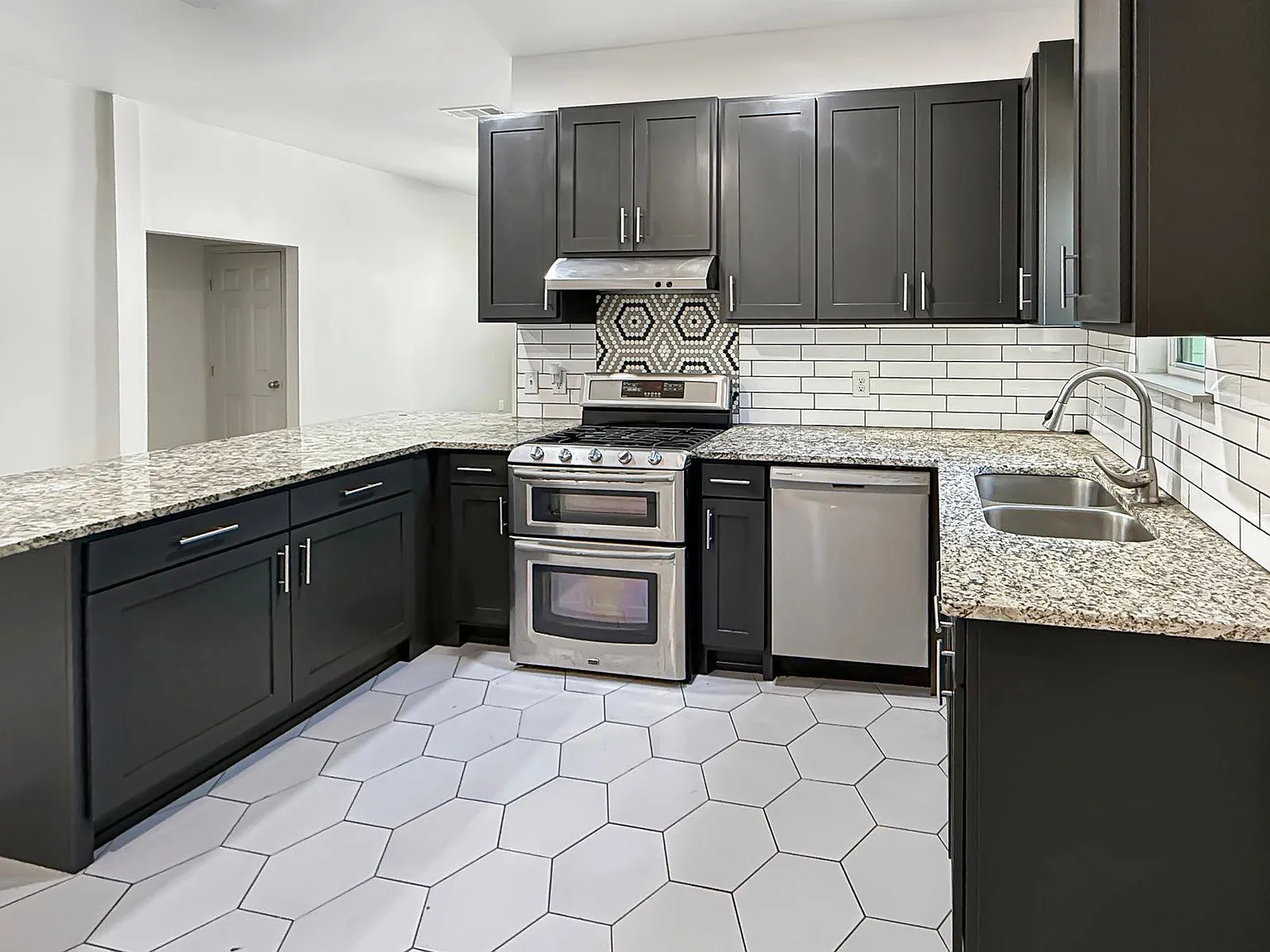 3 bed, 2.0 bath, 1400 sqft, $2,000 — Photo 2