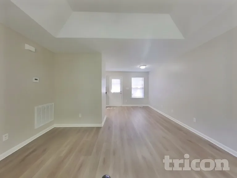 2425 Saluda Dr — Photo 2