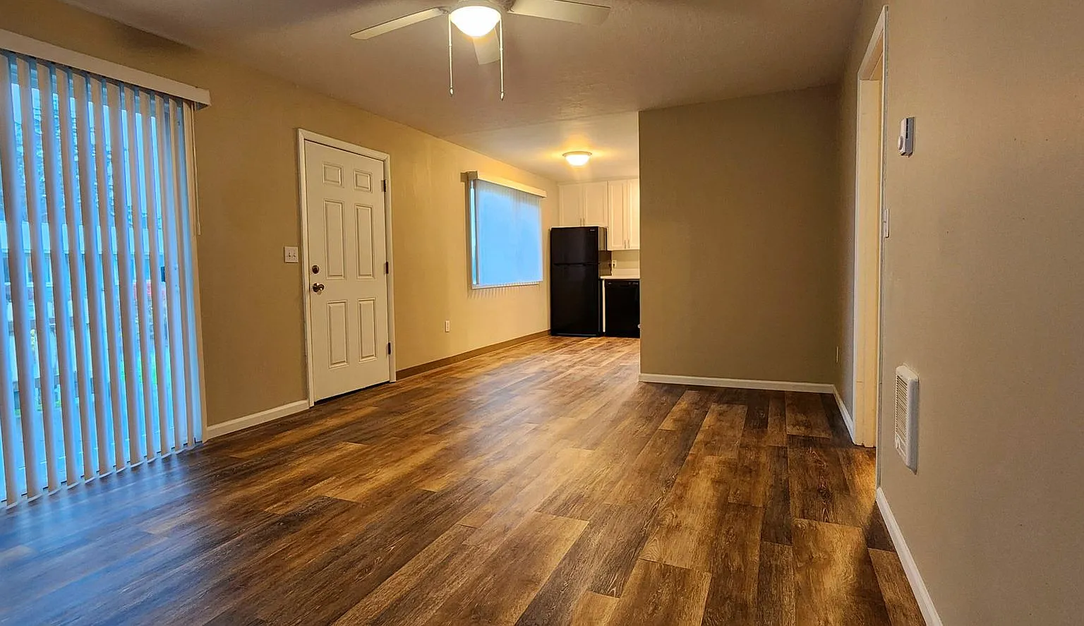 Refurbished 2 Bed 1 Bath with W/D in unit - close to Elk Rock, Max, on bus line — Photo 3
