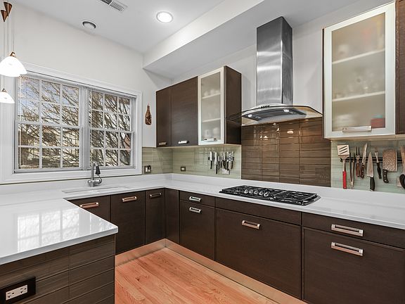 4th image of 855 Laurel Ave