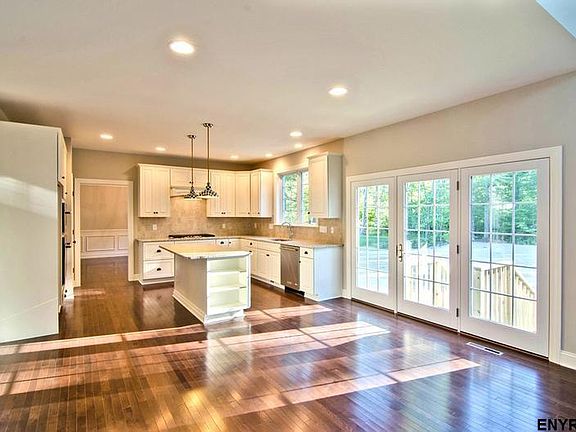 4th image of 8 Country Club Ln