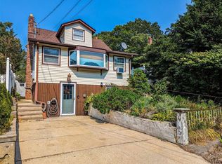 95 Sunburst Dr, Rocky Point, NY 11778