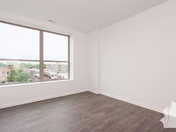 5th image of 934 W Dakin St #303