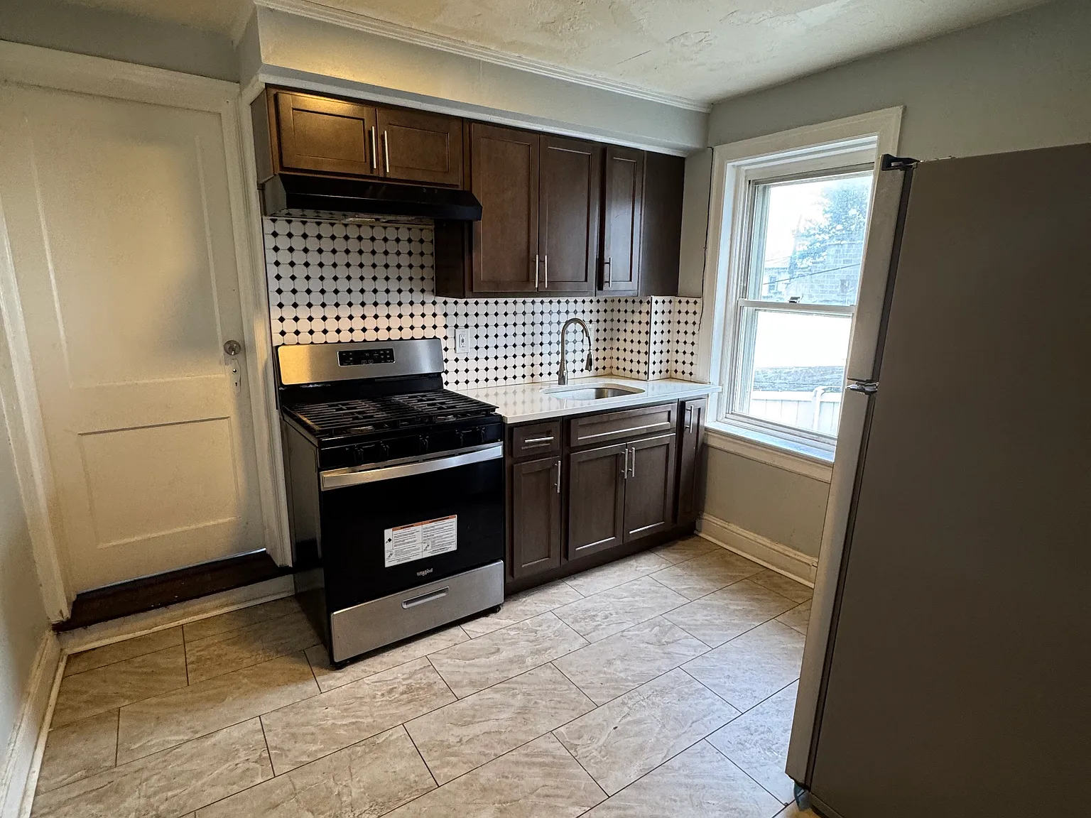3 bed, 1200 sqft, $1,800 — Photo 4
