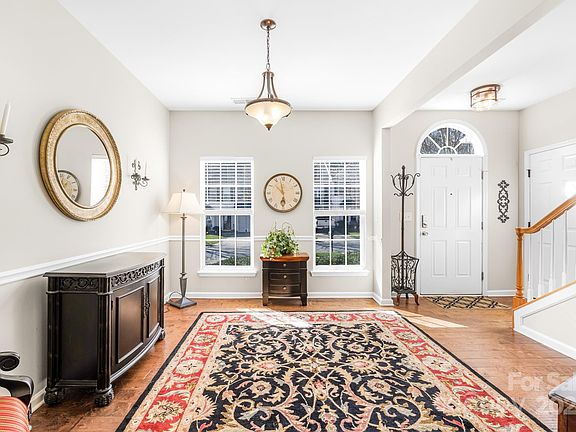 4th image of 142 N Arcadian Way