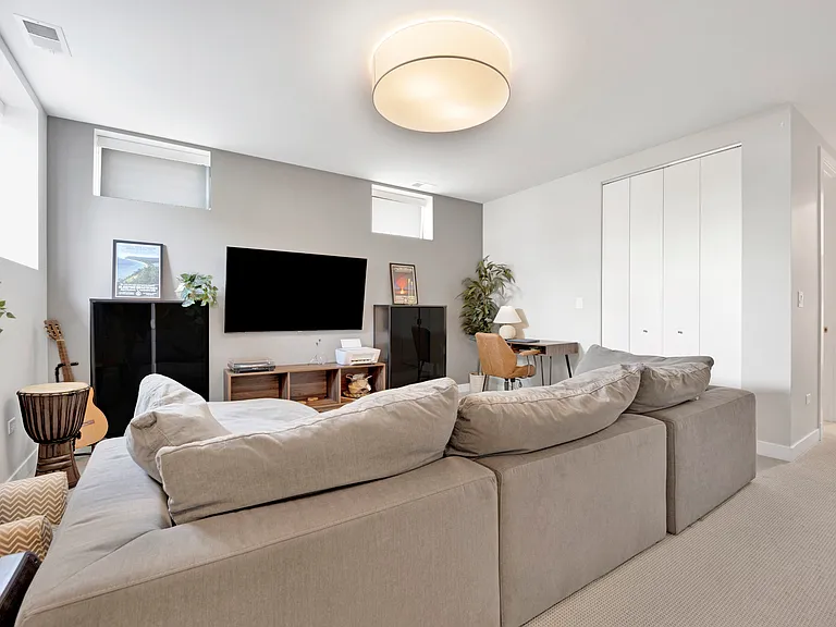 4415 W Waveland Ave — Photo 3