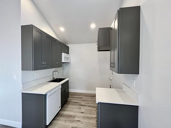 2nd image of 214 1/2 E Evergreen Ave