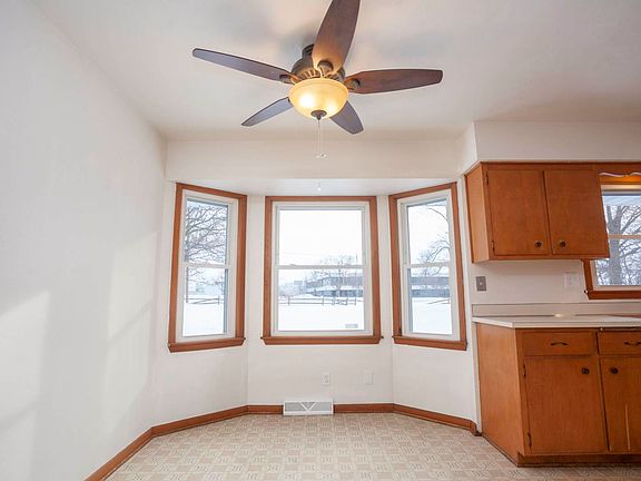 5th image of 2626 Skokie Dr