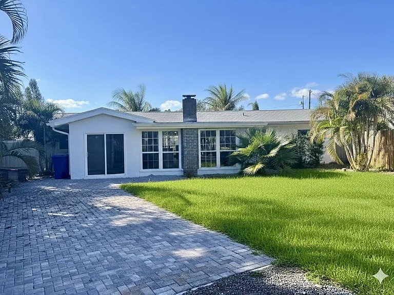 1500 Carson Cir NE — Photo 2