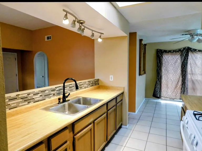 1655 Greenview Way NE — Photo 10