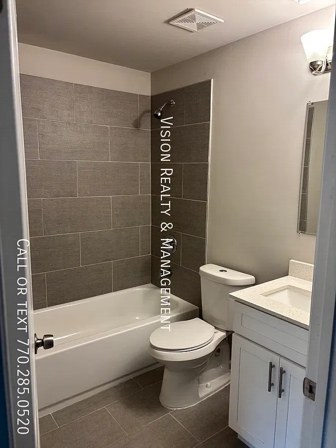 Beautiful 3 BD/ 2.5 BA Townhome MOVE in READY — Photo 4
