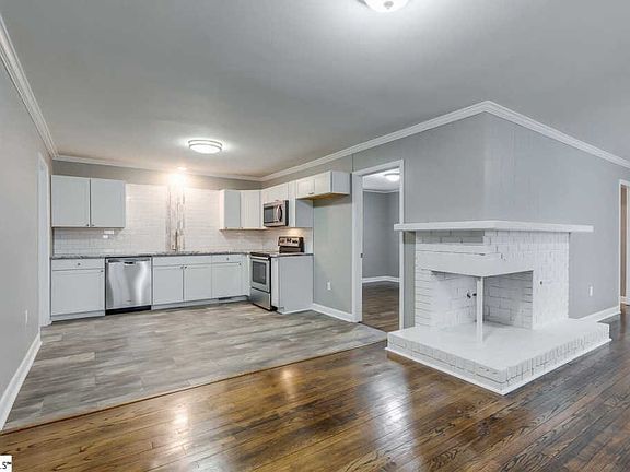 3rd image of 26 Plainfield Cir
