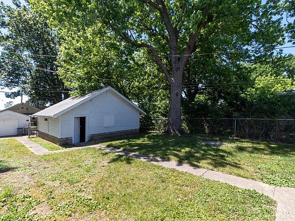 3rd image of 742 N Bradley Ave