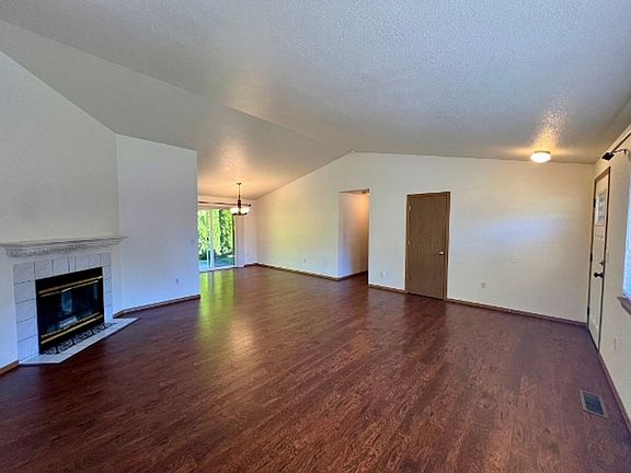 5th image of 2422 Leach Ct SE