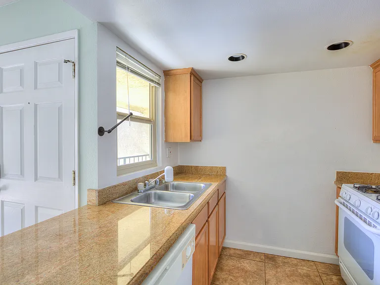 1116 W Blaine St #203 — Photo 12