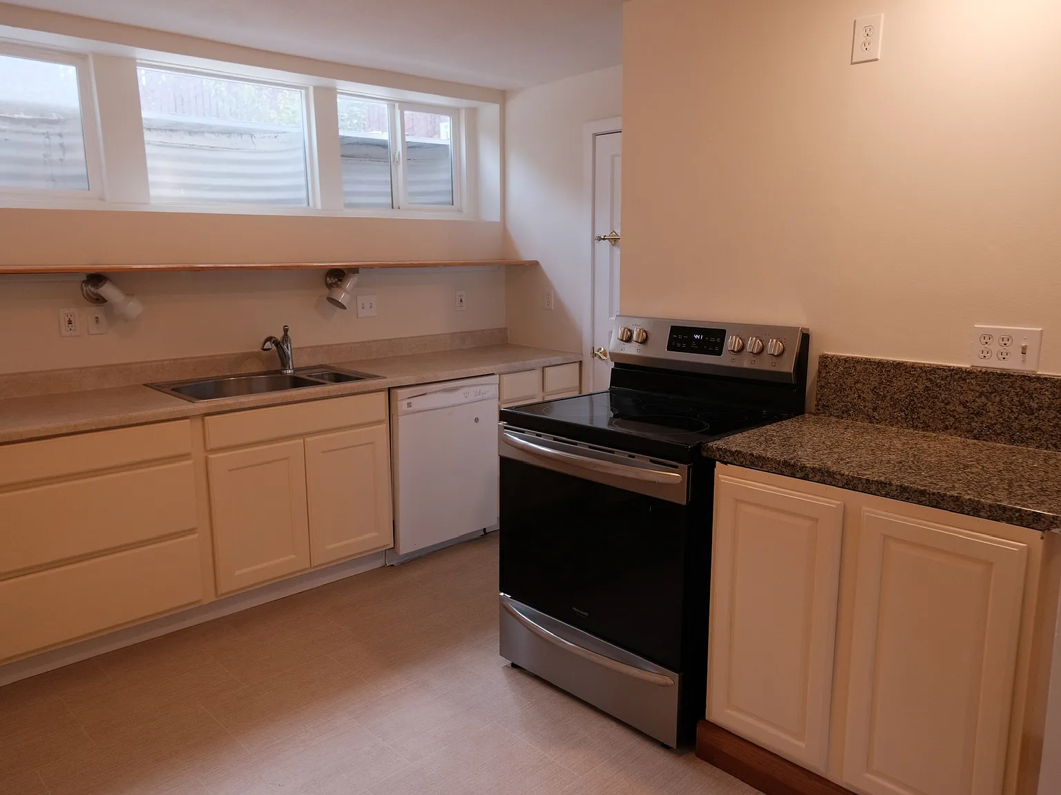 SE 77th Ave, Portland — Photo 2