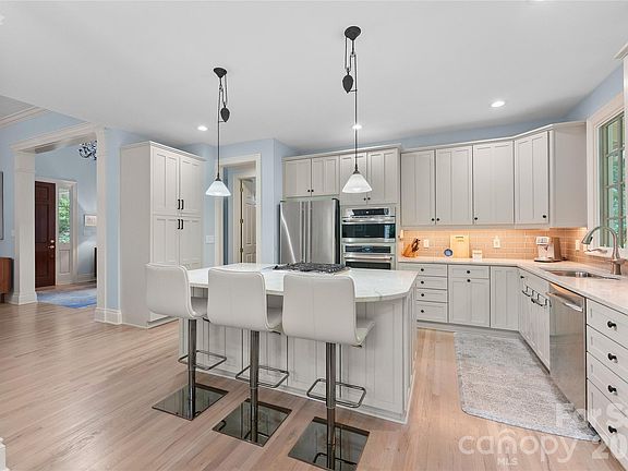 4th image of 38 Cheshire Dr