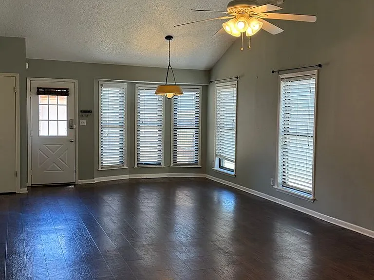 101 Maplewood Dr #26 — Photo 6