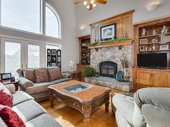 Great Room w/stone Fireplace