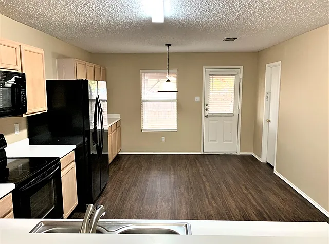 3 bed, 2.0 bath, 1839 sqft, $2,215 — Photo 3