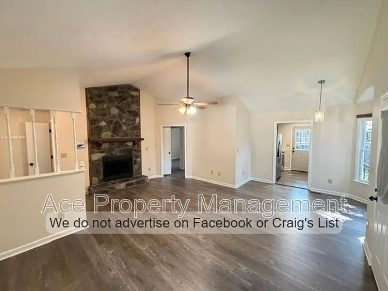 3 bed, 2.0 bath, 1094 sqft, $1,560 — Photo 2