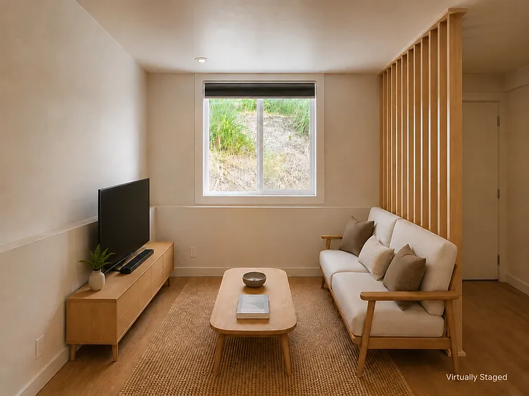 1077 Skyline Dr — Photo 2