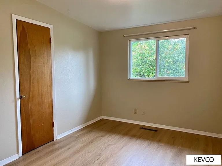 711 W Prospect Rd — Photo 11