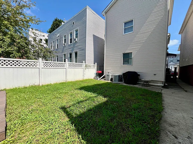 96 W 18th St — Photo 15