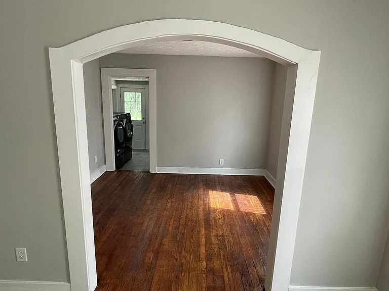 1328 Short St — Photo 2