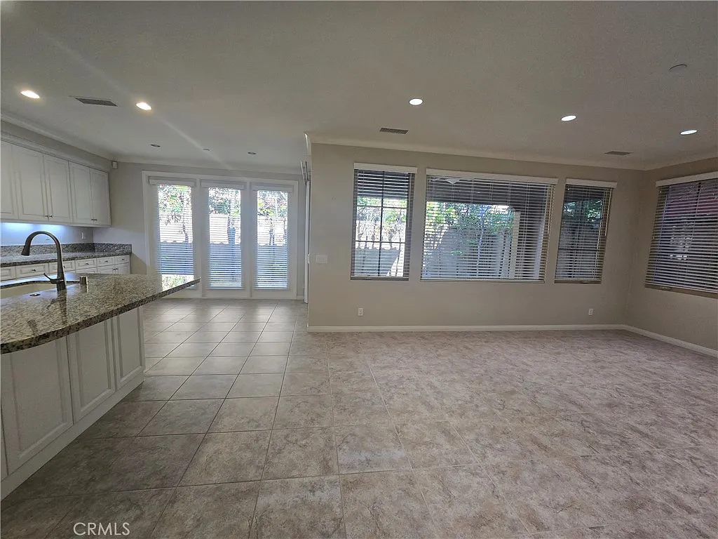 3 bed, 2.5 bath, 1878 sqft, $6,200 — Photo 4