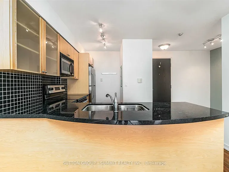 1005 King St W #416 — Photo 9