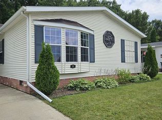 90 Twin Oaks Dr, Lapeer, MI 48446