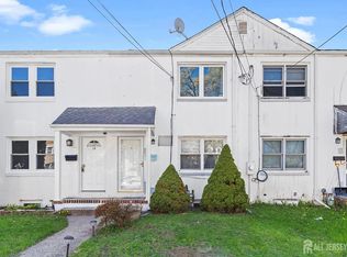 21 Roosevelt Ct, Metuchen, NJ 08840