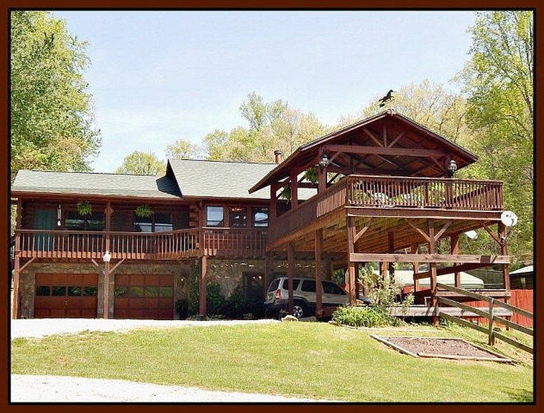 Main House : Scenic view from every room. Peach Trees, barns, pond, pastures and creeks.