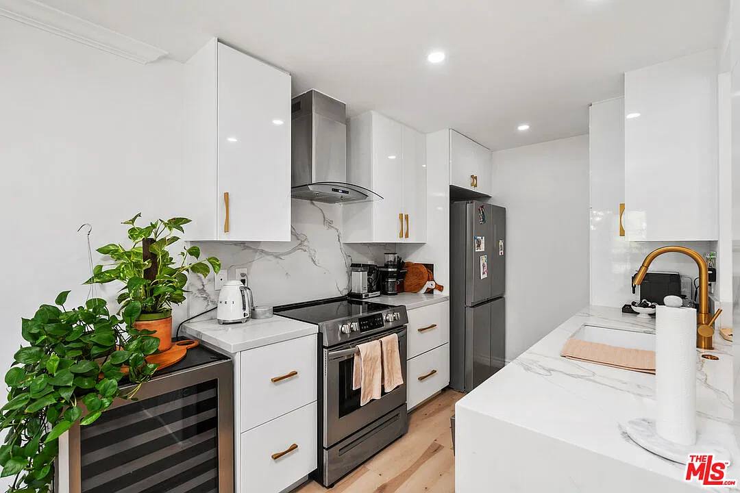 2 bed, 2.0 bath, 917 sqft, $3,995 — Photo 4