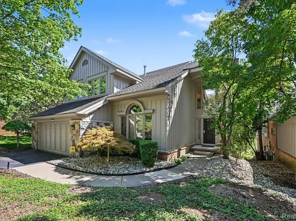 4807 Mirror Lake Dr, West Bloomfield, MI 48323