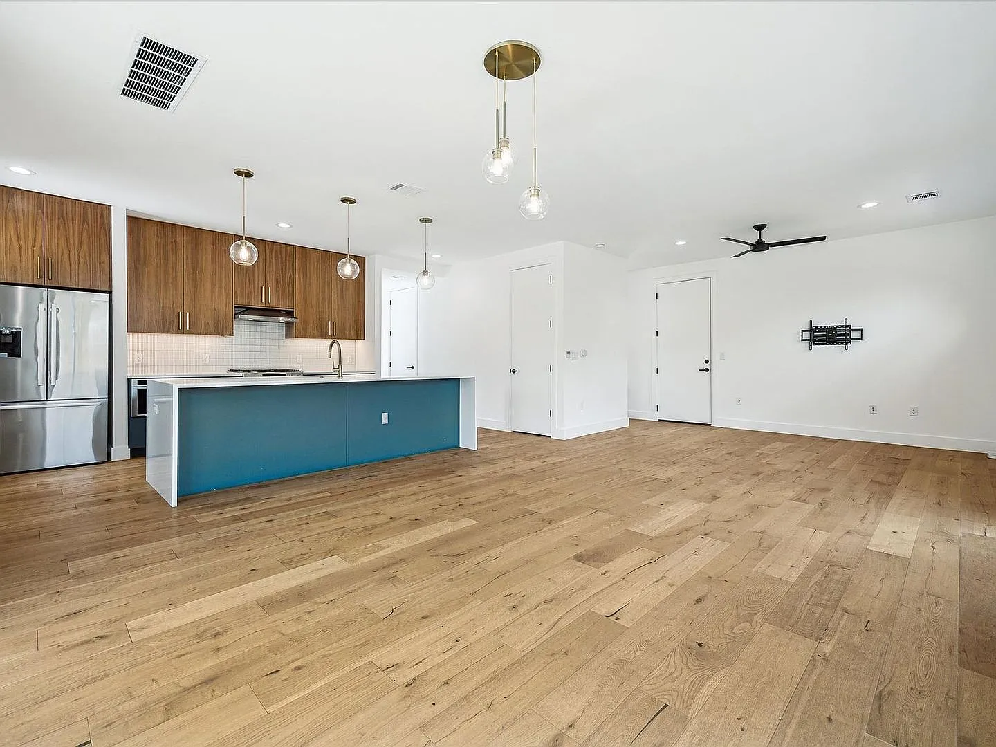 Modern 3BR + Loft in East Austin near ABP / Springdale — Photo 4