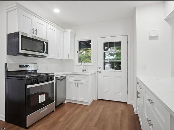 2nd image of 188 Burnett Ave Floor 2