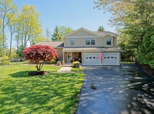 16 Dolphin Dr, Latham, NY 12110