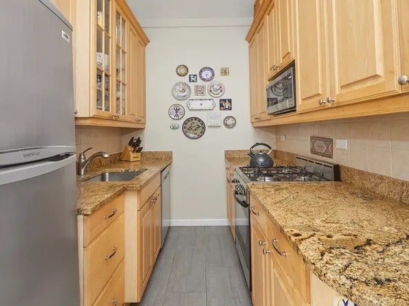 425 East 51st Street 2C image 3 of 10