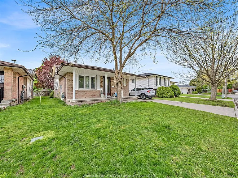 1493 Azalia Cres — Photo 3