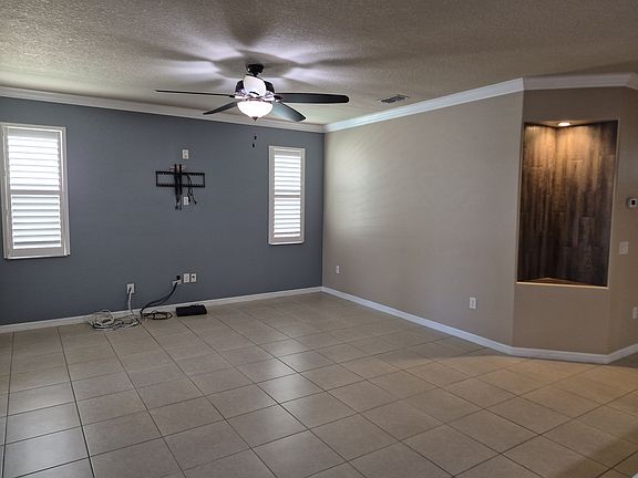 LIVINGROOM WITH TV MOUNT