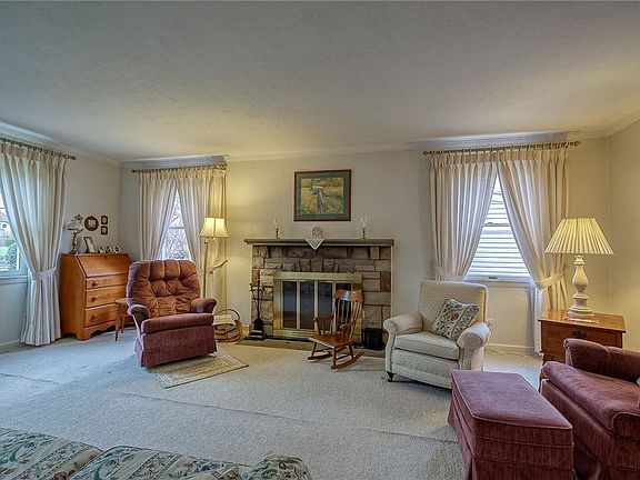 5th image of 730 Jefferson Dr
