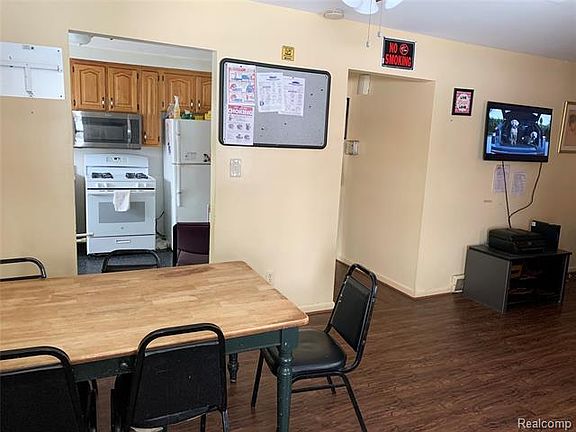 5th image of 415 Belton St