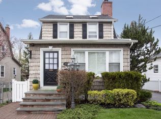 53 Stewart St, Floral Park, NY 11001