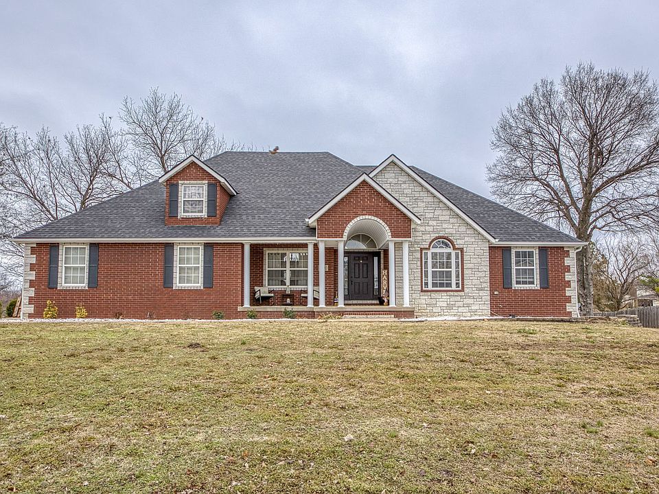 1st image of 913 W Briarbrook Ln